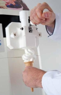 maquina sirviendo un helado suave o soft