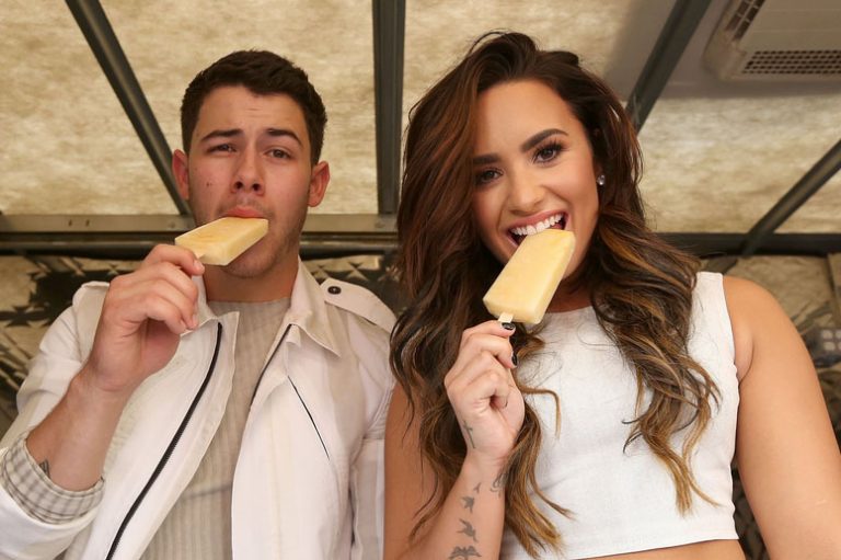 Nick Jonas y Demi Lovato repartieron helados