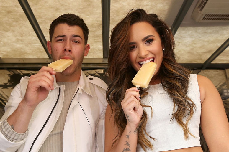 Nick Jonas y Demi Lovato repartieron helados