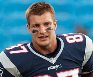 Gronkowski desató la fiesta regalando helados en Boston